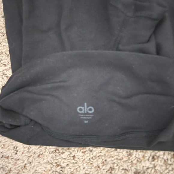 ALO Yoga Black Leggings - Picture 3 of 5
